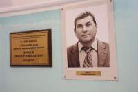 В лицее № 81 установили памятный знак выдающемуся педагогу Виктору Николаевичу Фролову